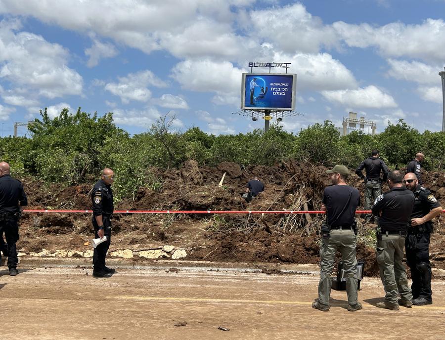 Oficiales de policía operan en un área atacada por un misil, cerca del Aeropuerto Internacional Ben Gurion, en Tel Aviv, Israel, el 4 de mayo de 2025. (Xinhua/Gil Cohen Magen)