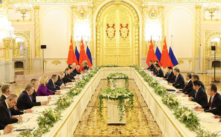 El presidente chino, Xi Jinping, y el presidente ruso, Vladimir Putin, sostienen conversaciones en grupo grande en el Kremlin, en Moscú, Rusia, el 8 de mayo de 2025. (Xinhua/Yao Dawei)