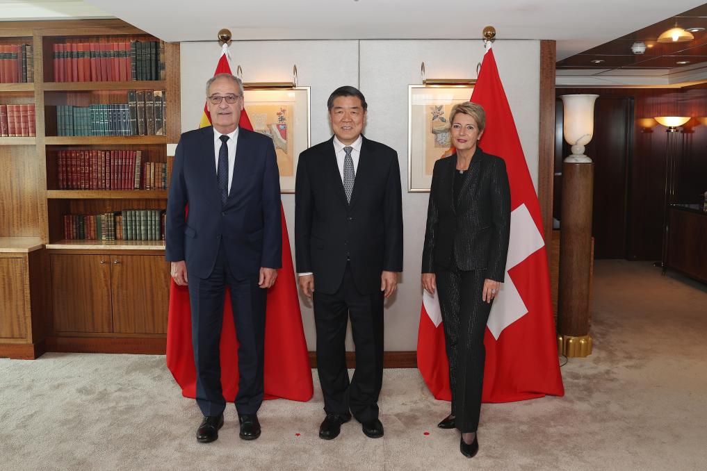 Karin Keller-Sutter, presidenta de la Confederación Suiza, y Guy Parmelin, vicepresidente del Consejo Federal Suizo, se reúnen con el vice primer ministro chino, He Lifeng, en Ginebra, Suiza, el 9 de mayo de 2025.