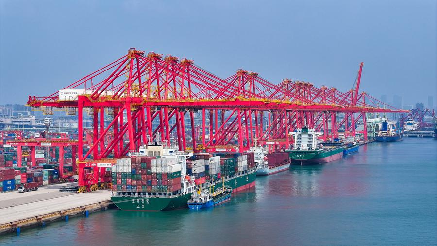 La foto, tomada con un dron el 22 de agosto de 2024, muestra una vista de la terminal de contenedores del puerto de Rizhao, en la provincia de Shandong, en el este de China. (Xinhua/Guo Xulei)