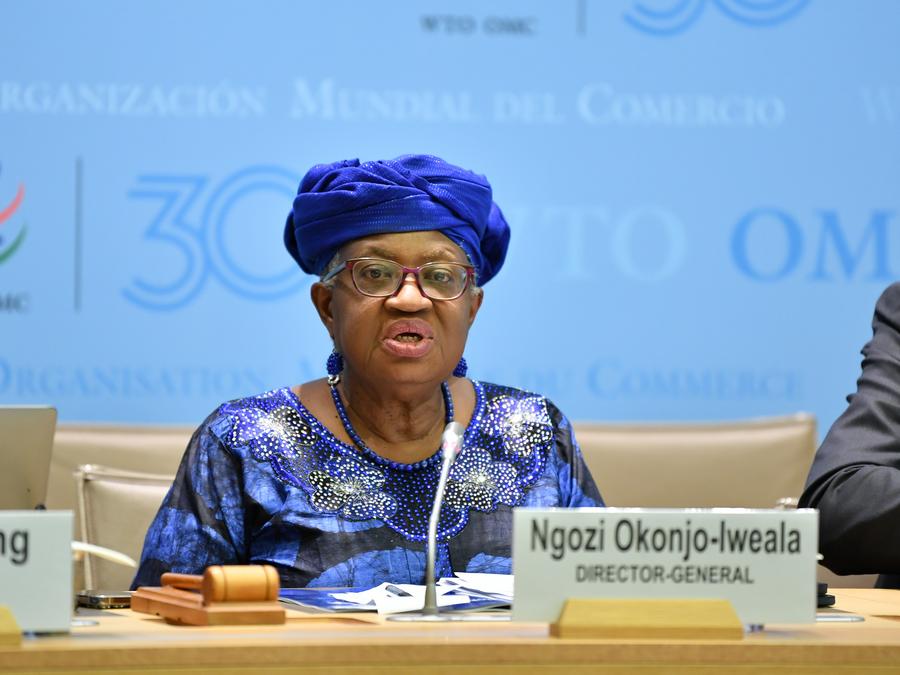 Imagen del 16 de abril de 2025 de la directora general de la Organización Mundial del Comercio (OMC), Ngozi Okonjo-Iweala, hablando en una conferencia de prensa sobre el último informe de la OMC sobre Perspectivas y Estadísticas del Comercio Mundial en la sede de la OMC, en Ginebra, Suiza. (Xinhua/Lian Yi) 