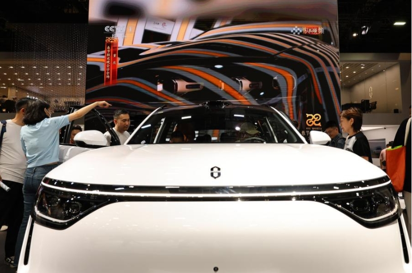 Visitantes observan un vehículo AITO M8 en la 21ª Exposición Internacional de la Industria Automotriz de Shanghai, en Shanghai, en el este de China, el 1 de mayo de 2025. (Xinhua/Fang Zhe)