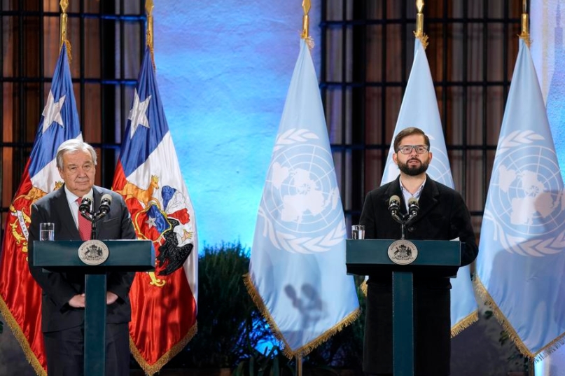 Imagen cedida por la Presidencia de Chile del 2 de mayo 2024 del presidente chileno, Gabriel Boric (d), y el secretario general de la Organización de Naciones Unidas (ONU), António Guterres (i), participando en una declaración a los medios de comunicación en el Palacio de La Moneda, en Santiago, capital de Chile. (Xinhua/Presidencia de Chile) 