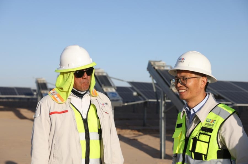 Técnicos de China y México inspeccionan el proyecto fotovoltaico Puerto Peñasco, México, el 2 de abril de 2025. (Xinhua/Li Mengxin)