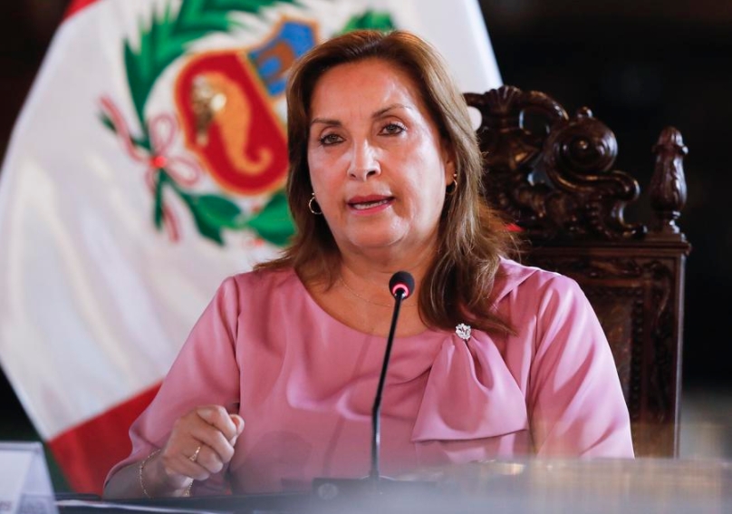 La presidenta peruana, Dina Boluarte, pronuncia un discurso en la reunión de inauguración de la Sesión Ordinaria del Consejo Nacional de Seguridad Ciudadana del 2025 en el Palacio de Gobierno, en Lima, Perú, el 18 de marzo de 2025. (Xinhua/Mariana Bazo)