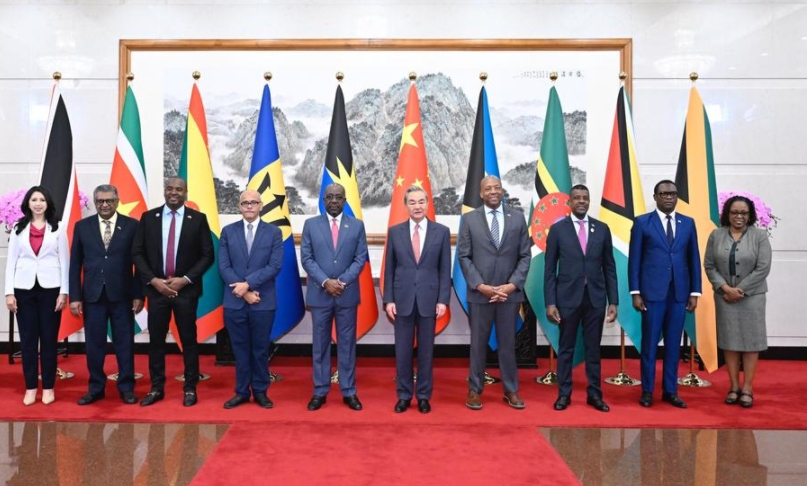 El ministro de Relaciones Exteriores chino, Wang Yi, también miembro del Buró Político del Comité Central del Partido Comunista de China, se reúne con ministros de Relaciones Exteriores y representantes de los países caribeños que tienen relaciones diplomáticas con China, quienes se encuentran aquí para asistir a la cuarta reunión ministerial del Foro China-CELAC (Comunidad de Estados Latinoamericanos y Caribeños), en Beijing, capital de China, el 12 de mayo de 2025. (Xinhua/Yue Yuewei) 