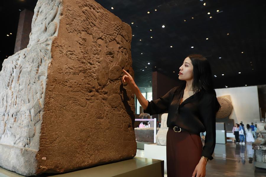 Imagen del 15 de mayo de 2025 de una trabajadora presentando una exposición en el Museo Nacional de Antropología, en la Ciudad de México, capital de México. (Xinhua/Pool Contreras)