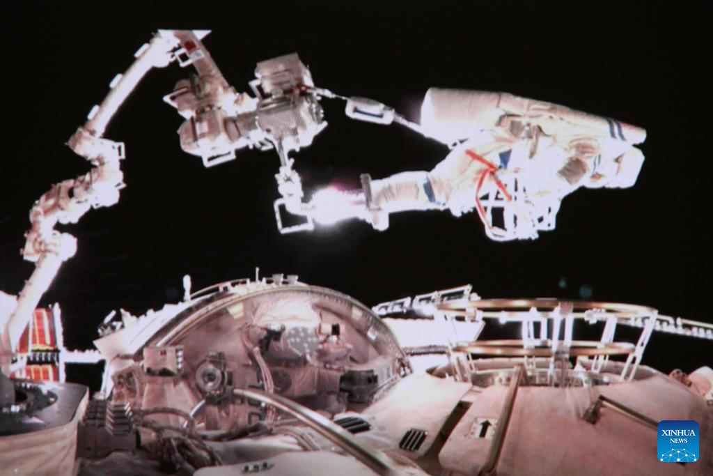 Astronautas de Shenzhou-20 completan primera caminata espacial
