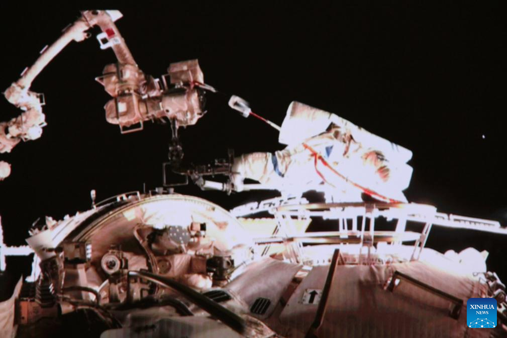 Astronautas de Shenzhou-20 completan primera caminata espacial