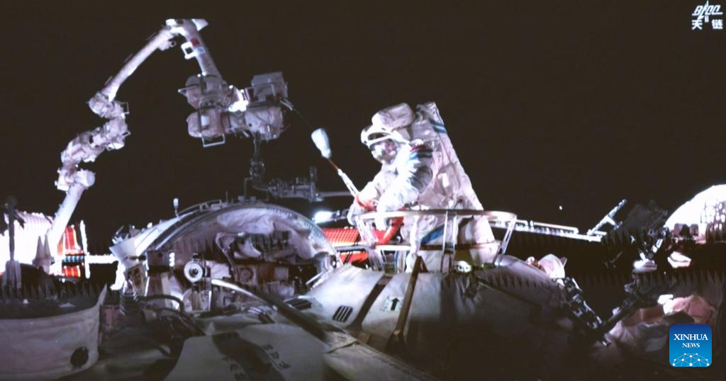 Astronautas de Shenzhou-20 completan primera caminata espacial