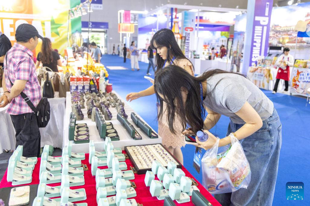 Pabellón nacional de uruguay atrae multitudes con amatistas en Feria Internacional de Inversión y Comercio del Oeste de China