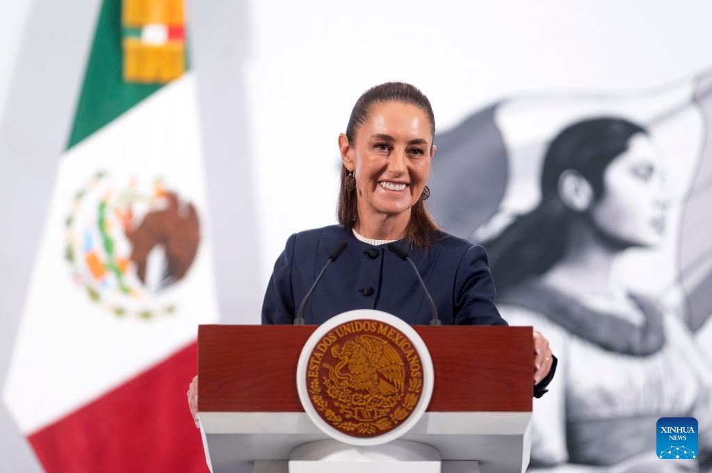 Imagen cedida por la Presidencia de México de la presidenta mexicana, Claudia Sheinbaum, sonriendo durante su conferencia de prensa matutina, en Palacio Nacional, en la Ciudad de México, capital de México, el 26 de mayo de 2025. Sheinbaum dijo el lunes que se está a la espera de que Estados Unidos reabra "lo más pronto posible" su frontera al ganado mexicano, tras cumplirse el plazo de 15 días fijado por el Gobierno de ese país que suspendió sus importaciones de ganado en pie debido a un brote de gusano barrenador. (Xinhua/Presidencia de México)