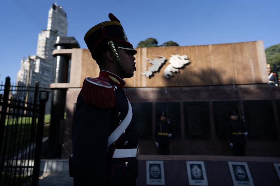Un miembro del Regimiento de Granaderos a Caballo custodia el cenotafio durante un acto realizado frente al Monumento a los Caídos en Malvinas, al cumplirse 43 años del inicio de un conflicto bélico entre Argentina y el Reino Unido, en la ciudad de Buenos Aires, Argentina, el 2 de abril de 2025. (Xinhua/Martín Zabala)