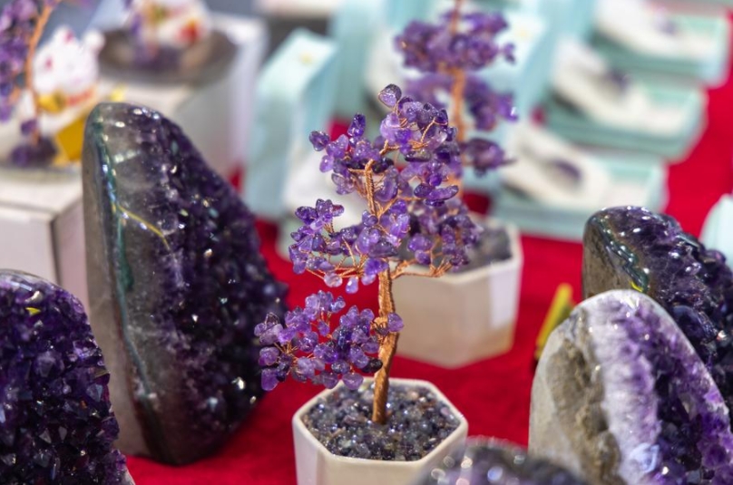 Productos de piedras preciosas en el pabellón nacional de Uruguay en la VII Feria Internacional de Inversión y Comercio del Oeste de China, en la municipalidad suroccidental de Chongqing, el 23 de mayo de 2025. (Xinhua/Huang Wei)