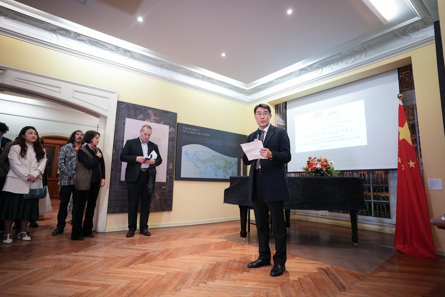 Imagen del 22 de mayo de 2025 del embajador de la República Popular China en Colombia, Zhu Jingyang (d), hablando durante la inauguración de la exposición "El tiempo de los caballos y los carruajes, transportes e intercambios por la Ruta de la Seda" en la Biblioteca Museo Casa Lleras, en la ciudad de Bogotá, capital de Colombia. (Xinhua/Andrés Moreno)