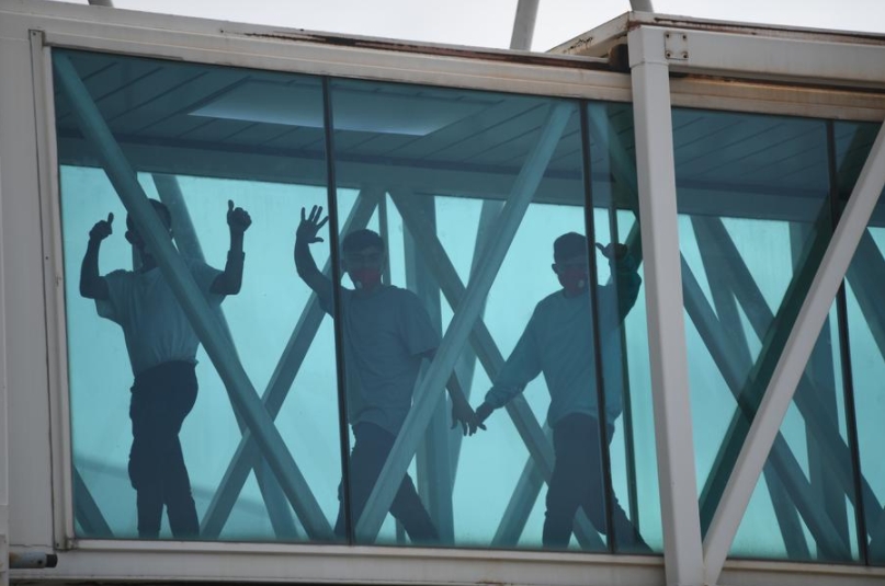 Migrantes venezolanos repatriados desde Estados Unidos saludan a su llegada al Aeropuerto Internacional Simón Bolívar, en Maiquetía, estado de La Guaira, Venezuela, el 2 de mayo de 2025. (Xinhua/Marcos Salgado) 