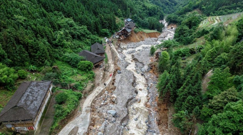 Vista aérea de un torrente de montaña y un deslizamiento de tierra en el distrito de Longsheng, en la región autónoma de la etnia zhuang de Guangxi, en el sur de China, el 23 de mayo de 2025. (Xinhua/Pan Zhixiang)