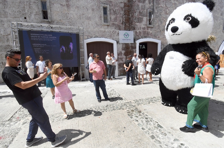 Imagen del 2 de mayo de 2025 de una mujer posando para una fotografía junto a una persona disfrazada de panda en el Parque Histórico Militar Morro-Cabaña, sede de la edición 43 de la Feria Internacional del Turismo FITCuba 2025, en La Habana, capital de Cuba. (Xinhua/Joaquín Hernández)