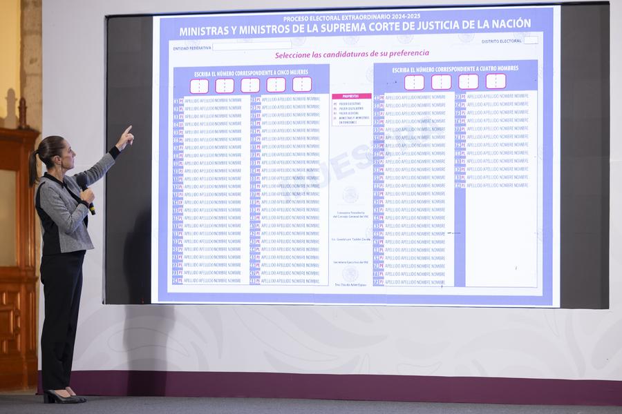 Imagen cedida por la Presidencia de México de la presidenta mexicana, Claudia Sheinbaum, reaccionando durante su conferencia de prensa matutina, en Palacio Nacional, en la Ciudad de México, capital de México, el 28 de mayo de 2025. (Xinhua/Presidencia de México) 