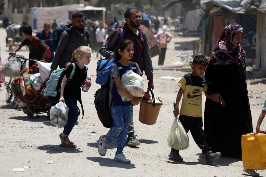 Imagen del 30 de mayo de 2025 de palestinos desplazados caminando por una calle en el campamento de refugiados de Jabalia, mientras huyen con sus pertenencias desde el área de Jabalia en el norte de la Franja de Gaza hacia el centro y oeste de la Ciudad de Gaza. (Xinhua/Rizek Abdeljawad) 