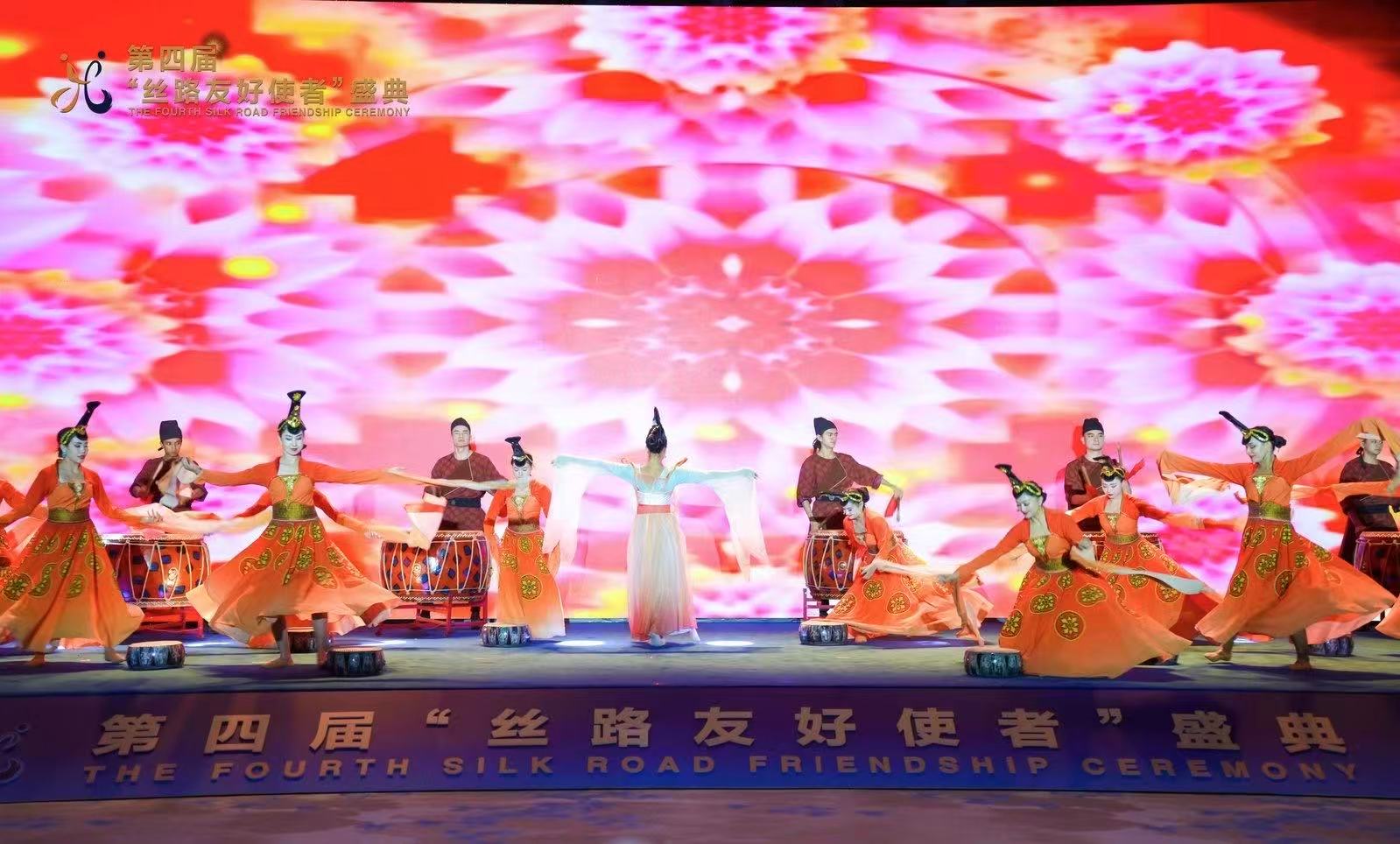 La Cuarta Ceremonia de Amistad de la Ruta de la Seda se celebró en Kuqa, prefectura de Aksu, región autónoma uigur de Xinjiang, noroeste de China, el 28 de mayo de 2025. Durante la ceremonia, hubo varias actuaciones artísticas, entre ellas la danza folclórica galardonada en el 14º "Premio Loto" de Danza de China, titulada "El Samovar del Abuelo", y canciones folclóricas locales, como "Un Vaso de Vino Fino" e "Inolvidable". (Foto/People's Daily)