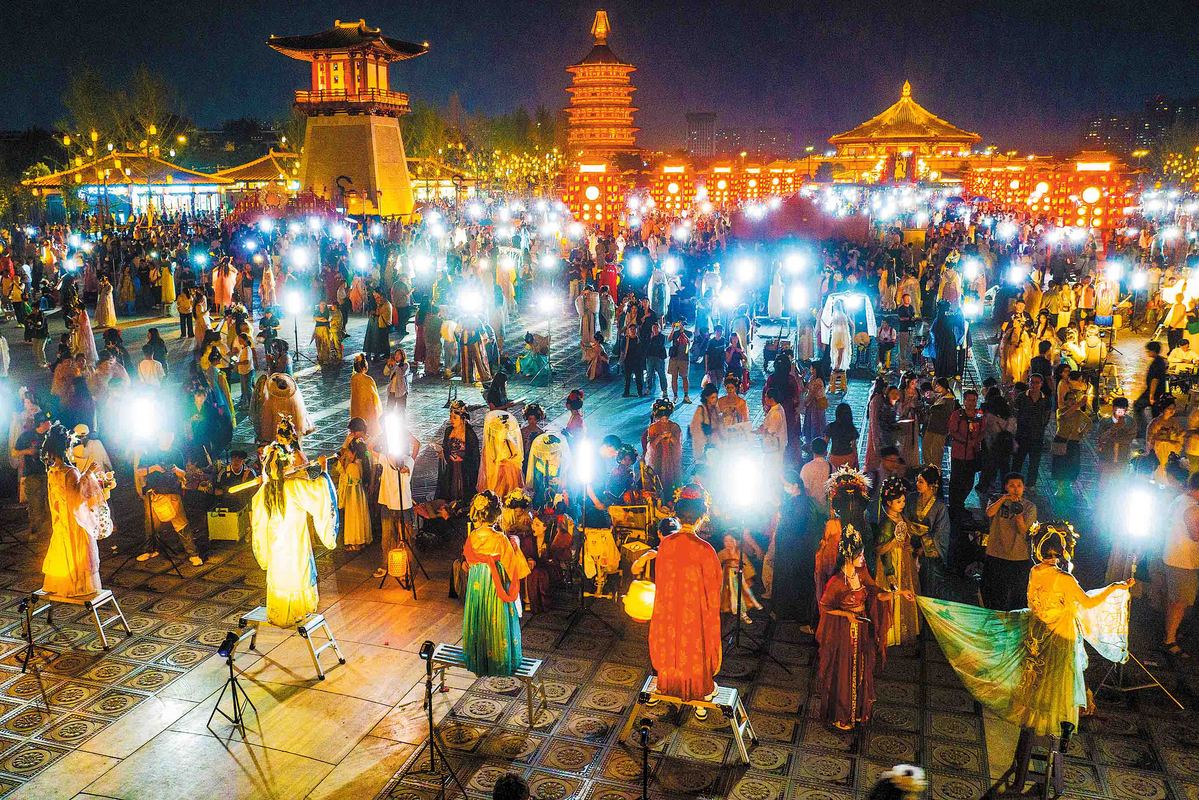 Turistas vestidos con trajes tradicionales de hanfu posan para fotos en Luoyang, provincia de Henan, durante el día intermedio del feriado de tres días concedido por el Festival del Bote del Dragón. (Foto: Zhang Yixi/ China Daily)