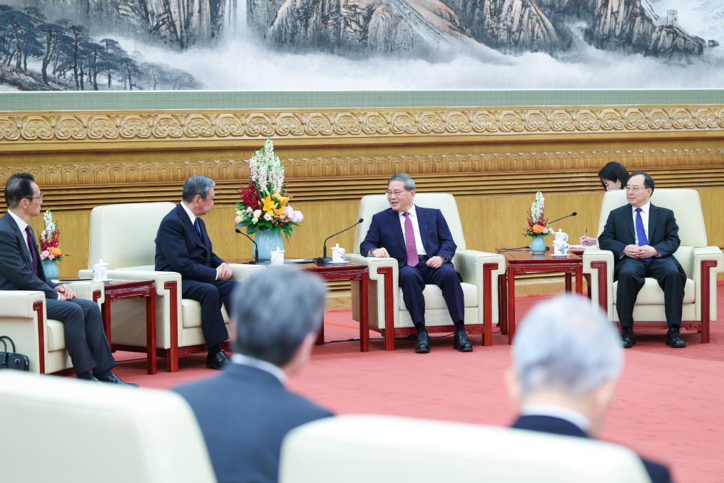 Premier chino se reúne con delegación empresarial japonesa