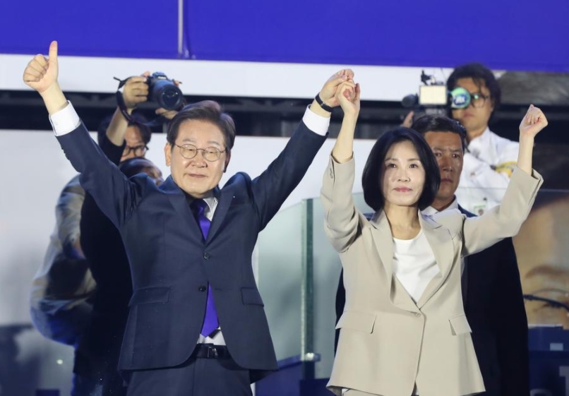 Lee Jae-myung y su esposa, Kim Hye-kyung, festejan en la Asamblea Nacional, en Seúl, capital de la República de Corea, el 4 de junio de 2025. (Xinhua/Yao Qilin)