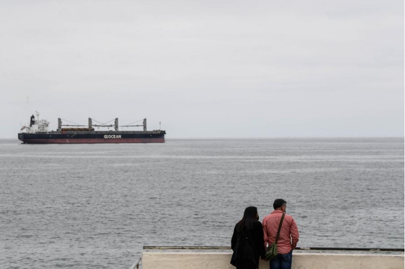 Personas observan el mar desde un mirador, en Viña del Mar, Chile, el 30 de agosto de 2022. (Xinhua/Jorge Villegas)