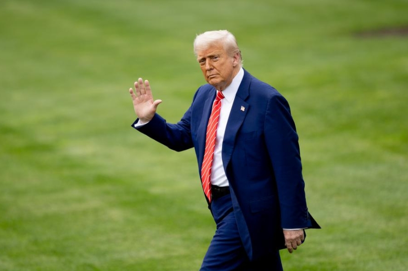 El presidente estadounidense, Donald Trump, camina para abordar el Marine One, en la Casa Blanca, en Washington, D.C., Estados Unidos, el 30 de mayo de 2025. (Xinhua/Hu Yousong) 