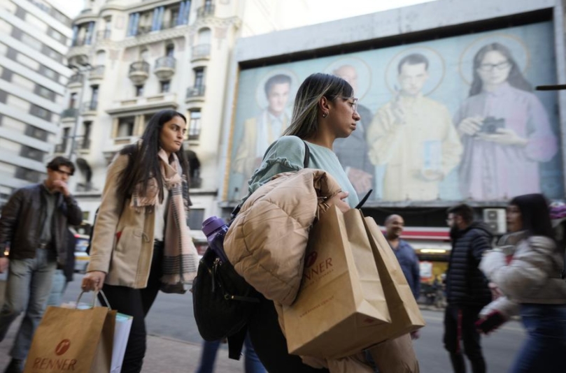 Personas caminan por una calle, en el centro de Montevideo, capital de Uruguay, el 16 de agosto de 2022. (Xinhua/Nicolás Celaya)