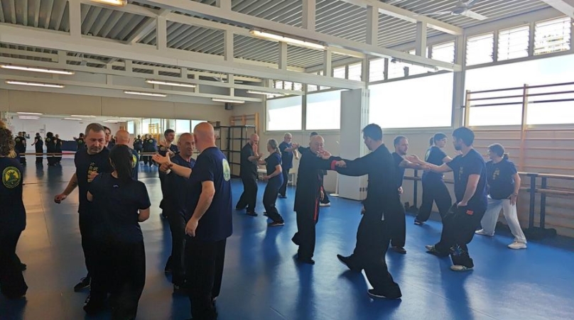 Entusiastas chinos y españoles de las artes marciales participan en un evento de intercambio en la Universidad de Granada en España, el 14 de mayo de 2025. (Xinhua)