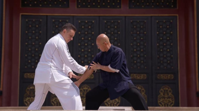 Zhang Daojin (D), heredero del boxeo de la Mantis Religiosa de las Seis Armonías, enseña artes marciales a un estudiante extranjero en la ciudad de Longkou, provincia oriental china de Shandong, el 16 de septiembre de 2024. (Xinhua)