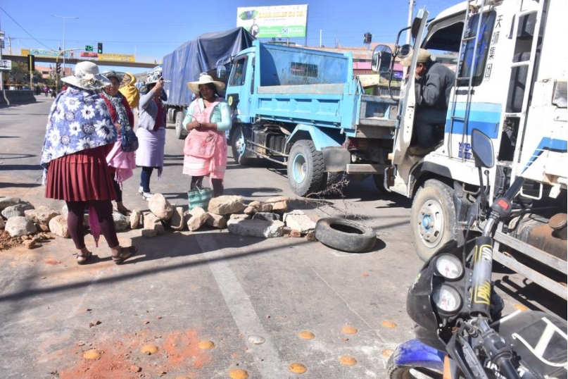 Simpatizantes del expresidente boliviano, Evo Morales, colocan piedras para bloquear un camino en demanda del registro de Morales como candidato presidencial, en la ciudad de Cochabamba, Bolivia, el 2 de junio de 2025. (Xinhua/Dico Sliz) 