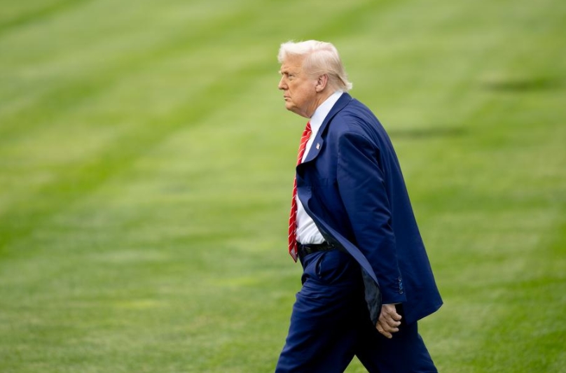El presidente estadounidense, Donald Trump, camina para abordar el Marine One, en la Casa Blanca, en Washington, D.C., Estados Unidos, el 30 de mayo de 2025. (Xinhua/Hu Yousong) 