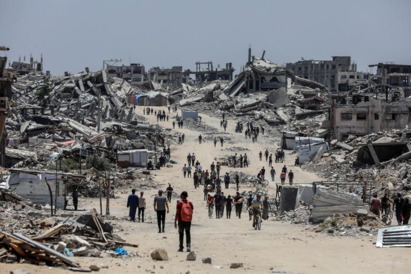 Palestinos que regresan son vistos en el poblado de Beit Lahia, en el norte de la Franja de Gaza, el 4 de junio de 2025. (Xinhua/Rizek Abdeljawad)