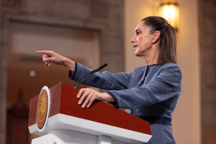 Imagen cedida por la Presidencia de México de la presidenta mexicana, Claudia Sheinbaum, reaccionando durante su conferencia de prensa matutina, en Palacio Nacional, en la Ciudad de México, capital de México, el 9 de junio de 2025. (Xinhua/Presidencia de México) 
