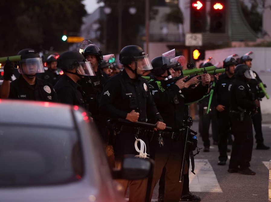 Imagen del 10 de junio de 2025 de policías intentando dispersar a las personas en la calle a la entrada en vigor del toque de queda, en el centro de Los Ángeles, California, Estados Unidos. (Xinhua/Qiu Chen)