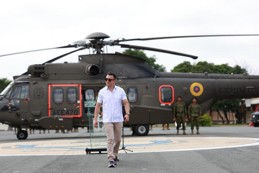Imagen cedida por la Presidencia de Ecuador del presidente ecuatoriano, Daniel Noboa (c), participando en la entrega de dos helicópteros multipropósito Airbus H225, en Guayaquil, Ecuador, el 2 de junio de 2025. (Xinhua/Isaac Castillo/Presidencia de Ecuador) 