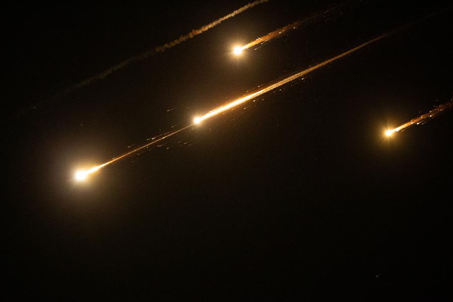 Rastros brillantes son vistos sobre Jerusalén durante los ataques con misiles lanzados por Irán hacia Israel, el 13 de junio de 2025. (Xinhua/Chen Junqing)