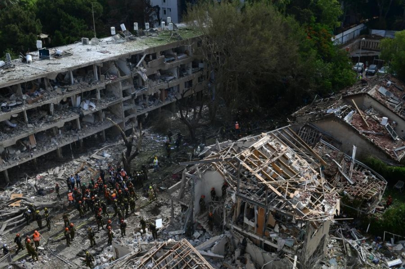 Fuerzas de seguridad y rescate israelíes trabajan en el sitio de un ataque con misiles iraníes, en Tel Aviv, en el centro de Israel, el 22 de junio de 2025. (Xinhua/Tomer Neuberg/JINI)