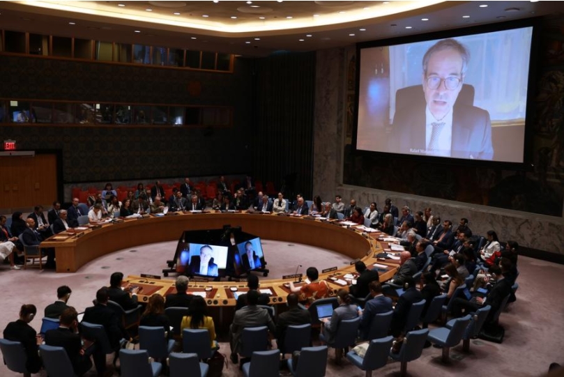 El director general del Organismo Internacional de Energía Atómica (OIEA), Rafael Grossi (en la pantalla), habla durante una reunión de emergencia del Consejo de Seguridad sobre las amenazas a la paz y la seguridad internacionales, en la sede de la ONU, en Nueva York, el 22 de junio de 2025. (Xinhua/Xie E) 