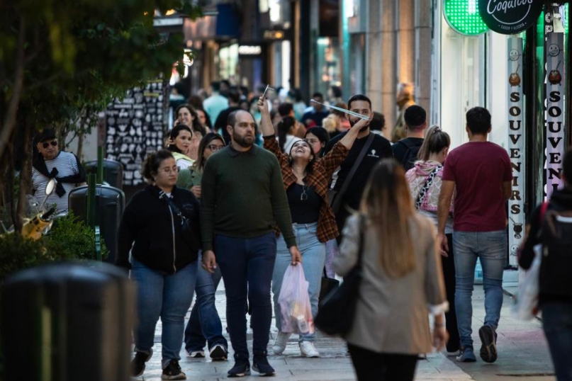 Imagen del 11 de abril de 2025 de personas caminando por la peatonal Florida, en la ciudad de Buenos Aires, capital de Argentina. (Xinhua/Martín Zabala)