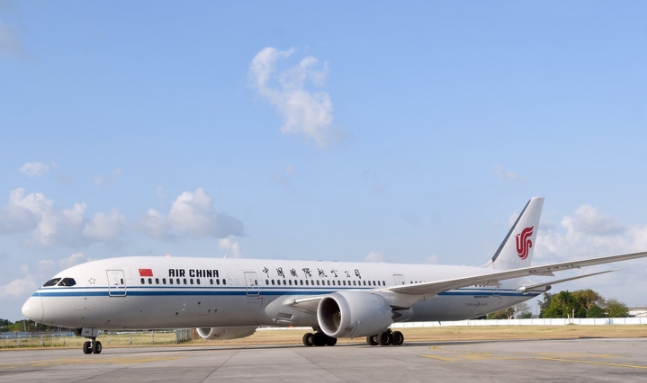 Imagen del 17 de mayo de 2024 de una aeronave Boeing 787-9 de la compañía Air China arribando en el primer vuelo que reanuda la conexión aérea entre Cuba y China, en el Aeropuerto Internacional José Martí, en La Habana, capital de Cuba.(Xinhua/Lin Shaohui)