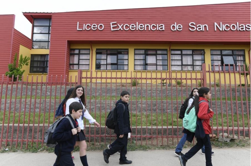Imagen del 11 de octubre de 2019 de la estudiante Loreto Joos (i-atrás) caminando con sus alumnos previo a una clase de chino en el Liceo San Nicolás, en San Nicolás, en la región del Ñuble, Chile. (Xinhua/Jorge Villegas) 