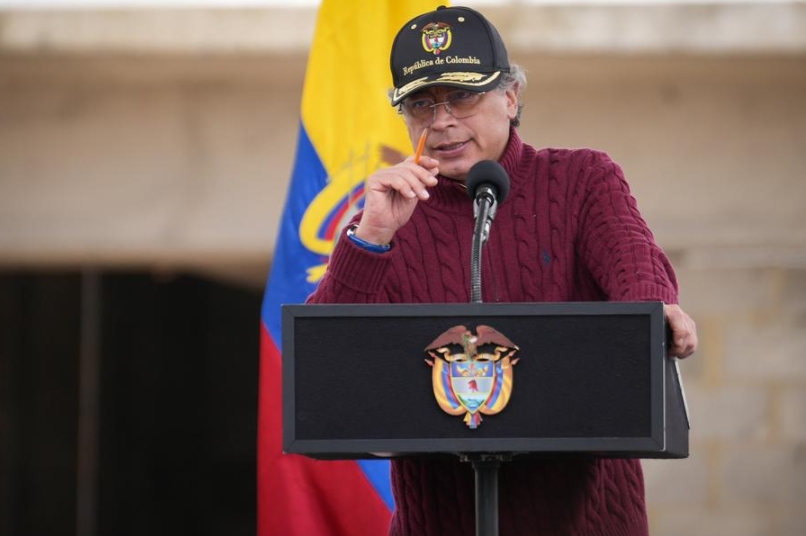 Imagen del 17 de junio de 2025 del presidente colombiano, Gustavo Petro, hablando durante la ceremonia de inicio de obras del proyecto del tren de cercanías Regiotram de Occidente, en el municipio de Facatativá, en el departamento de Cundinamarca, Colombia. (Xinhua/Andrés Moreno)