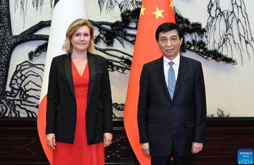 Máximo asesor político chino se reúne con presidenta de Asamblea Nacional de Francia