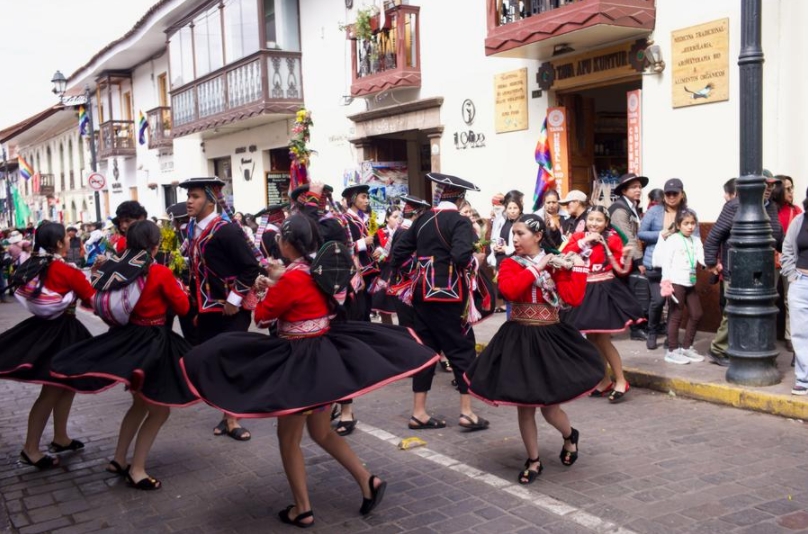 Imagen del 20 de junio de 2025 de danzantes portando trajes típicos mientras bailan durante las celebraciones del Inti Raymi en la Plaza de Armas, en Cusco, Perú. (Xinhua/Zhao Kai) 