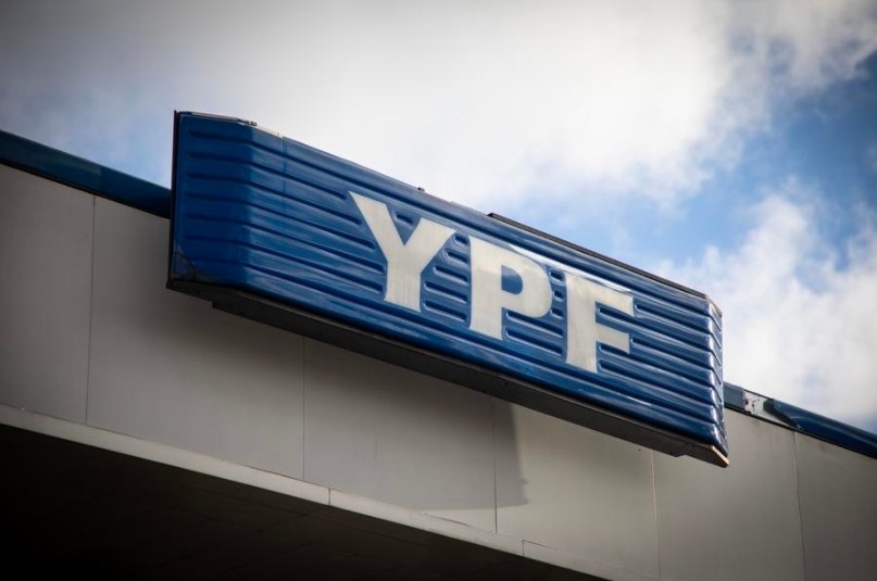 Imagen del 30 de junio de 2025 del logotipo de una estación de servicio de la petrolera argentina Yacimientos Petrolíferos Fiscales (YPF), en la ciudad de Buenos Aires, capital de Argentina. (Xinhua/Martín Zabala) 