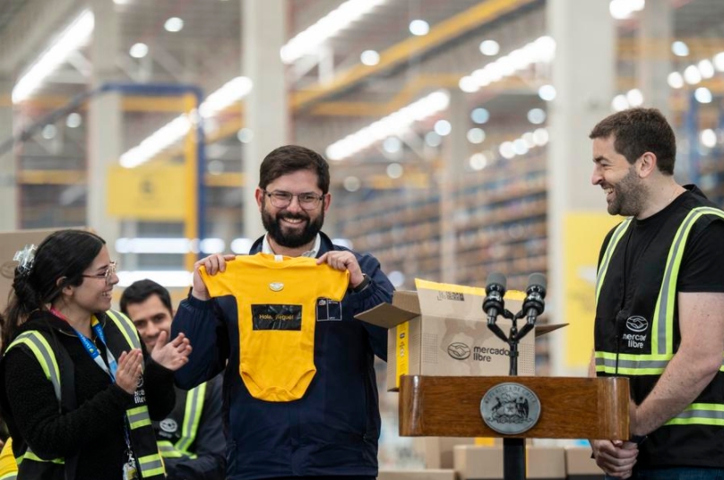 Imagen cedida por la Presidencia de Chile del presidente chileno, Gabriel Boric (c), en Colina, en el norte de la región Metropolitana de Santiago, capital de Chile, el 9 de abril de 2025. (Xinhua/Presidencia de Chile) 